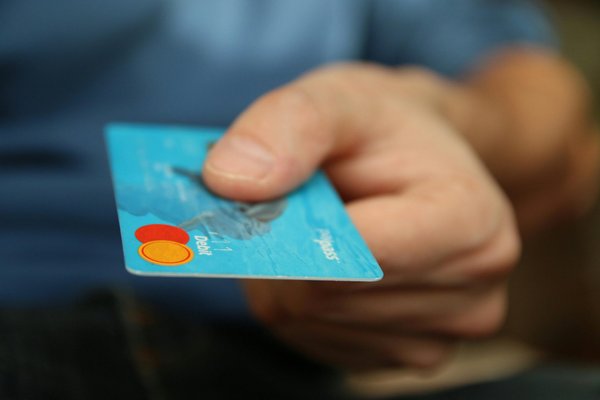 Carte bancaire 12-17 ans : les options sécurisées à découvrir